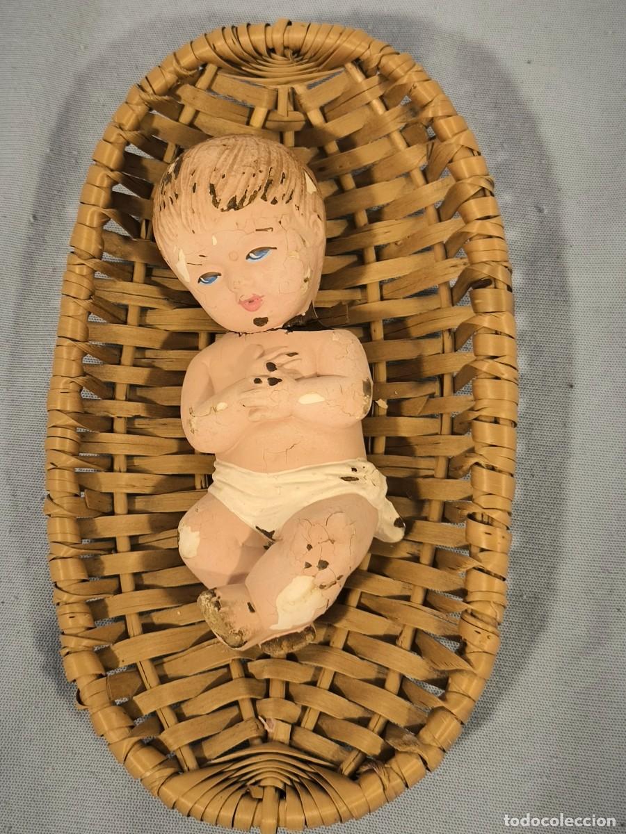 Antiguidades: Figura Ni&ntilde;o Jes&uacute;s En Cesta De Mimbre &ndash; Pieza Religiosa Decorativa Vintage
