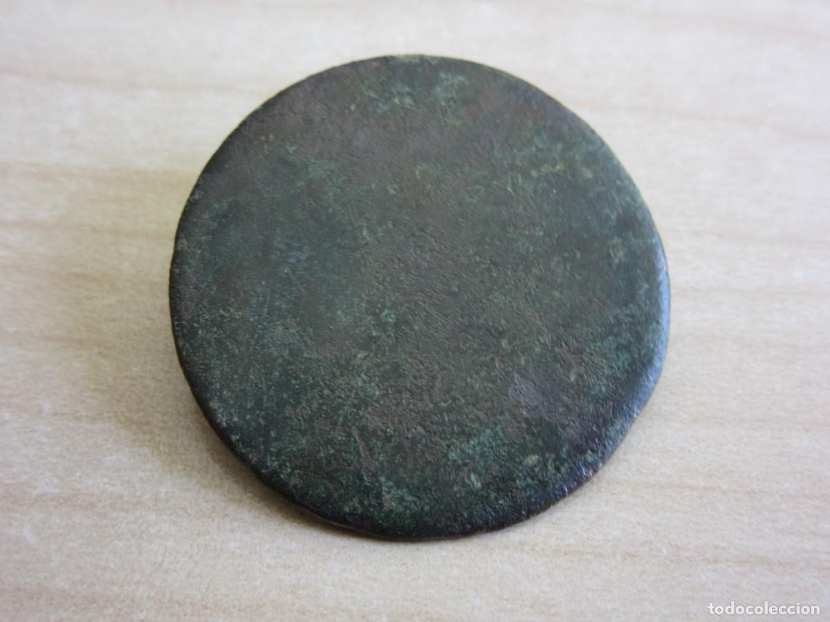 Antig&uuml;edades: Bot&oacute;n grande ( di&aacute;metro 3 cm ) Posible S XVIII
