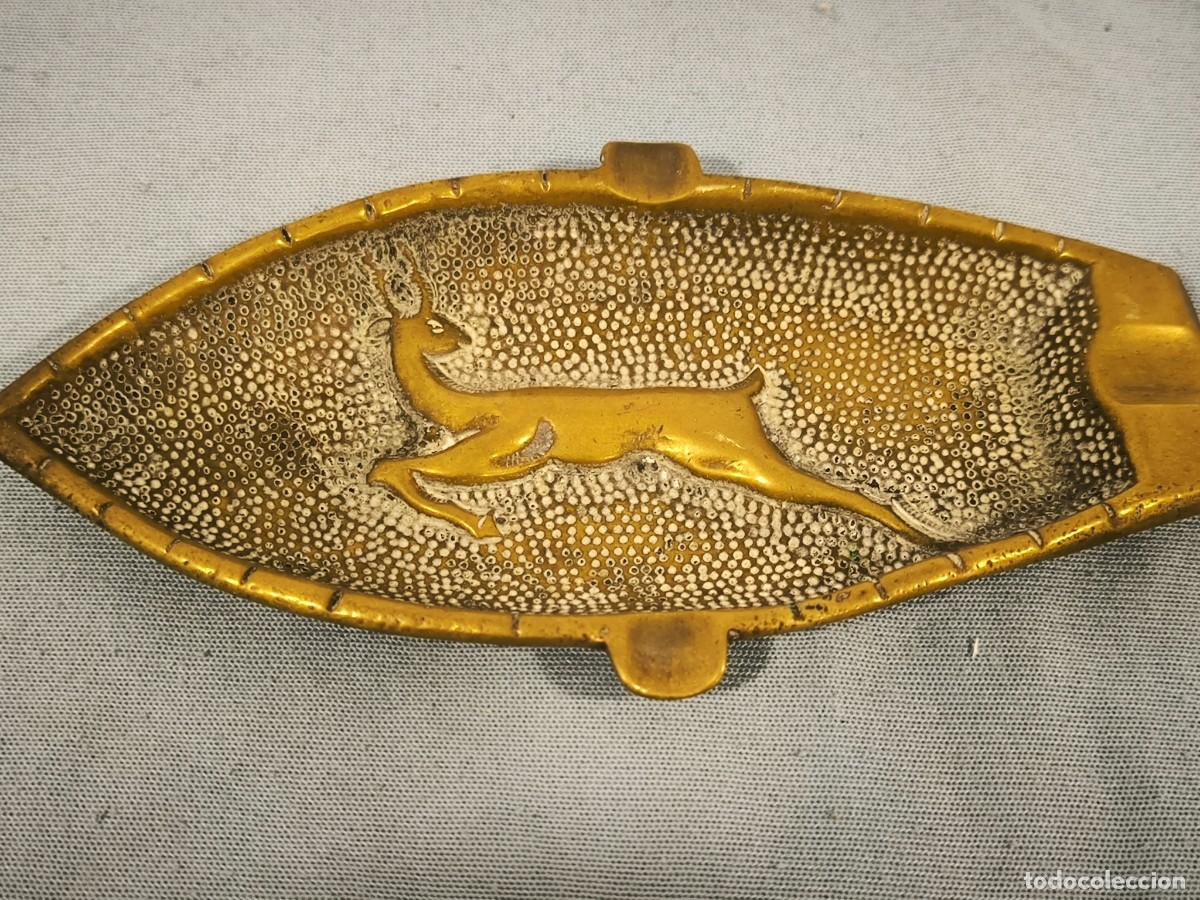 Antig&uuml;edades: Cenicero Vintage De Lat&oacute;n Con Ciervo &ndash; Pieza Decorativa Cl&aacute;sica