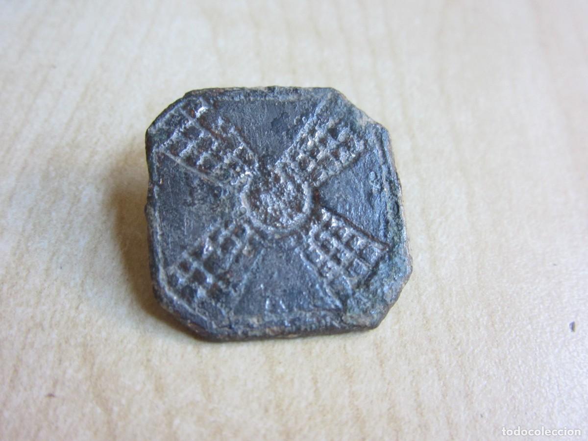 Antig&uuml;edades: Bot&oacute;n de metal con decoraci&oacute;n de Aspa S XVIII-XIX Medidas 2,2 cm