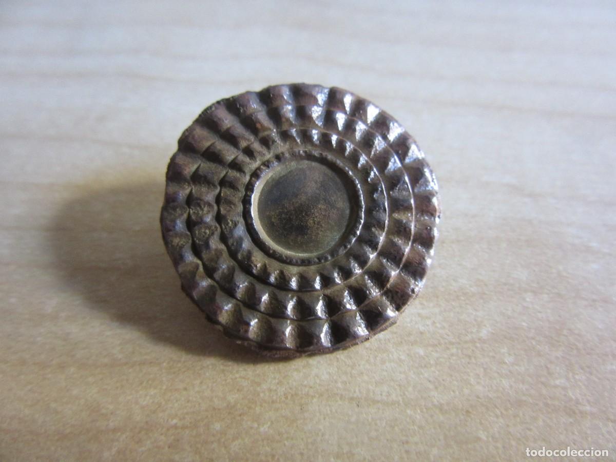 Antig&uuml;edades: Bot&oacute;n de bronce S XVIII-XIX Di&aacute;metro 2,2 cm