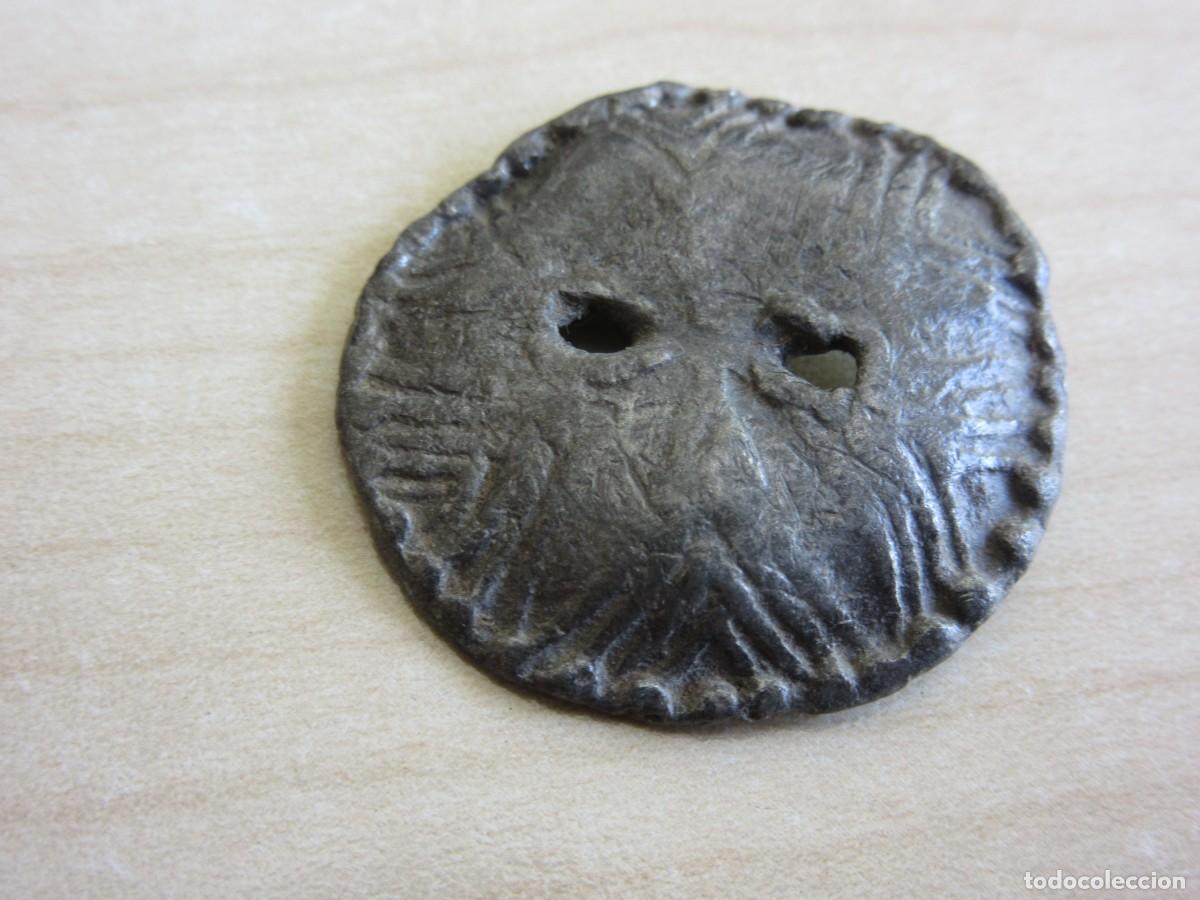 Antig&uuml;edades: Bot&oacute;n grande decorado( di&aacute;metro 3 cm ) Posible S XVII-XVIII Reutilizado en &eacute;poca