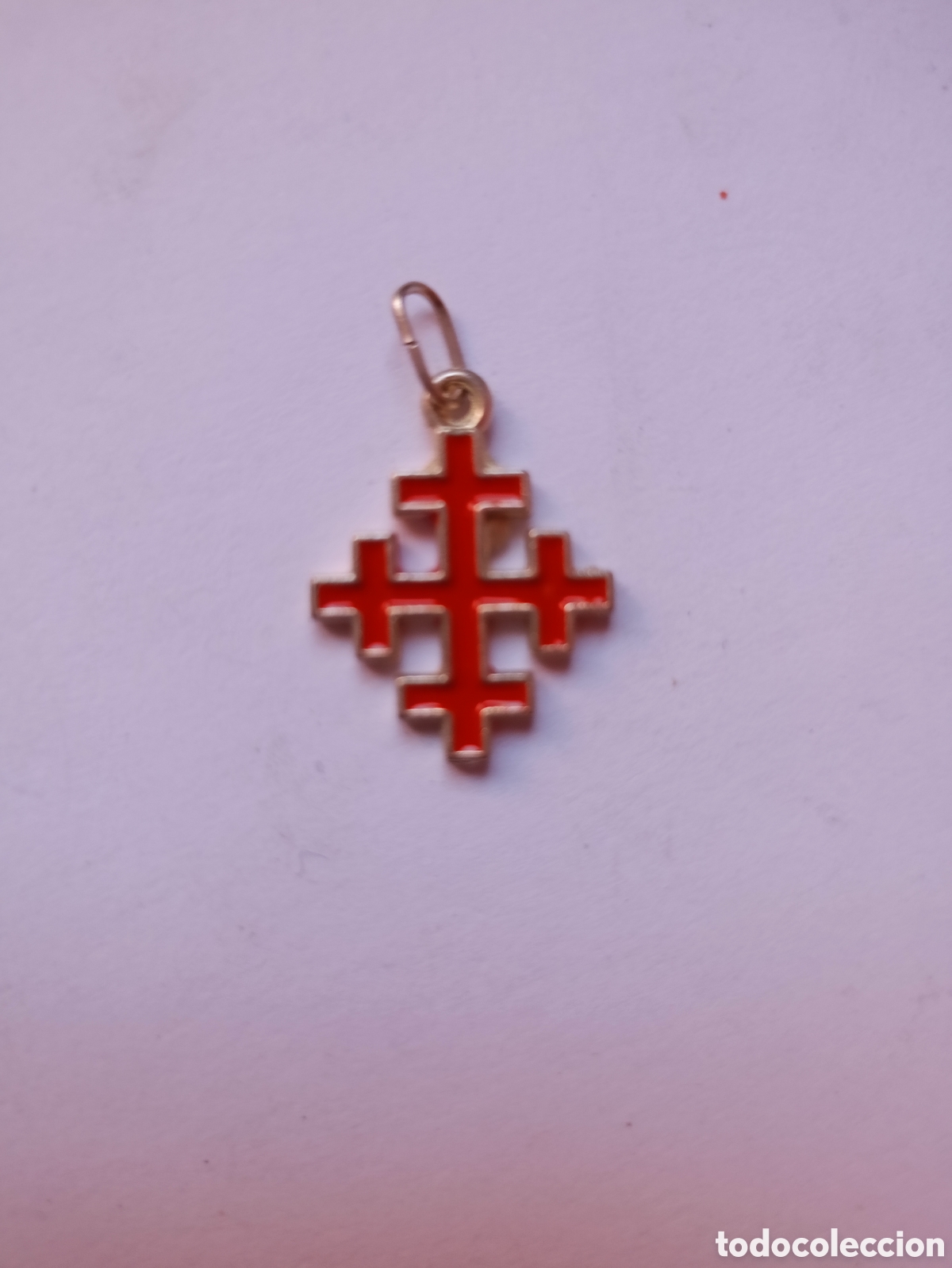 Oggetti Antichi: Colgante cruz recruzada en esmalte rojo y metal