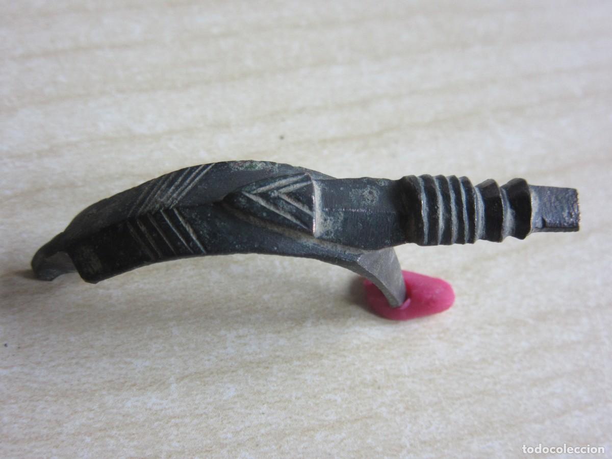 Antiquit&eacute;s: Parte de arco de f&iacute;bula de Bronce muy decorada &Eacute;poca romana Medidas 4,5cm