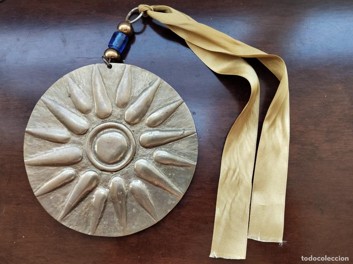 Antiquit&auml;ten: Medall&oacute;n Disco Solar 12,5 cm, 435 gramos. Lat&oacute;n.