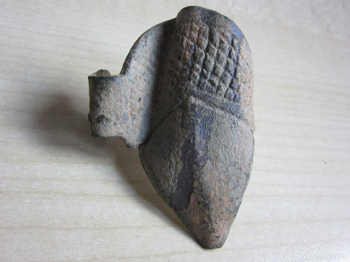 Antiquit&eacute;s: Gran adorno medieval de bronce en forma de bellota Altura 5,6 cm