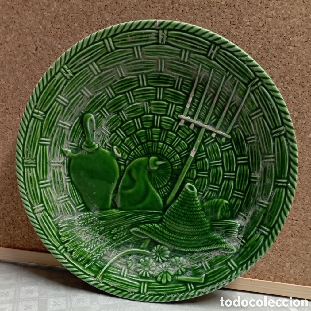 Antig&uuml;edades: Plato Cer&aacute;mica Vidriada Verde en relieve motivo agr&iacute;cola Cosecha del trigo 27,7 cm di&aacute;metro