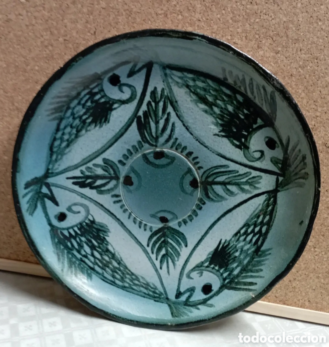 Antig&uuml;edades: Plato Cer&aacute;mica vidriada color verde motivos peces 31 cm firmada y sellada