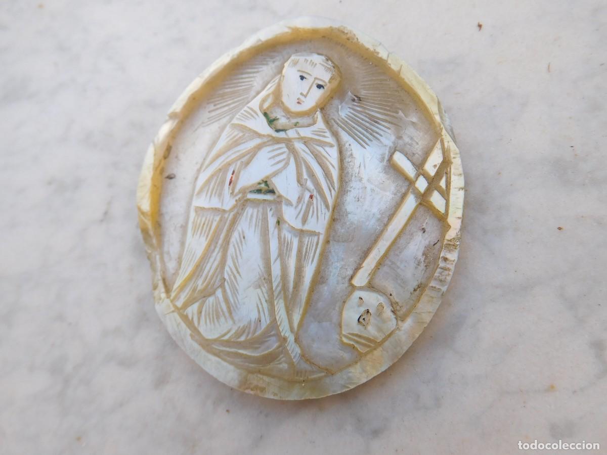 Antig&uuml;edades: Placa antigua de n&aacute;car tallado representando santo - Foto 2