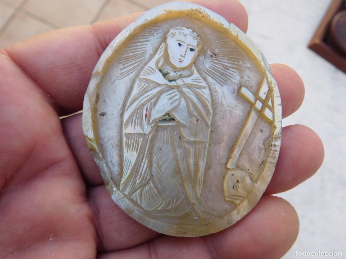 Antig&uuml;edades: Placa antigua de n&aacute;car tallado representando santo - Foto 4