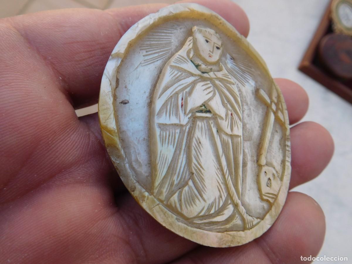 Antig&uuml;edades: Placa antigua de n&aacute;car tallado representando santo - Foto 6