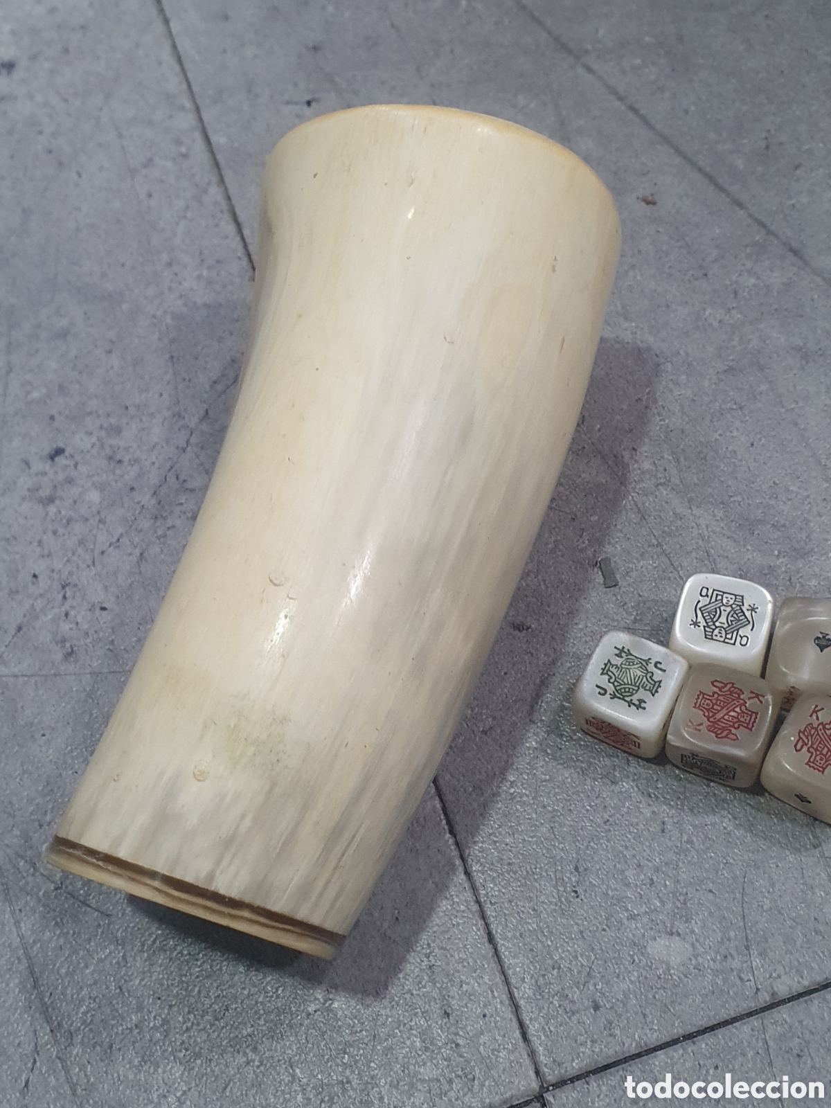 Antig&uuml;edades: Conjunto dados y cubilete asta de toro. (L28) - Foto 2
