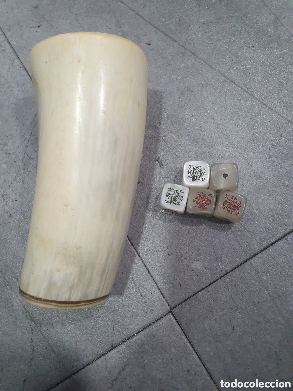 Antig&uuml;edades: Conjunto dados y cubilete asta de toro. (L28) - Foto 1