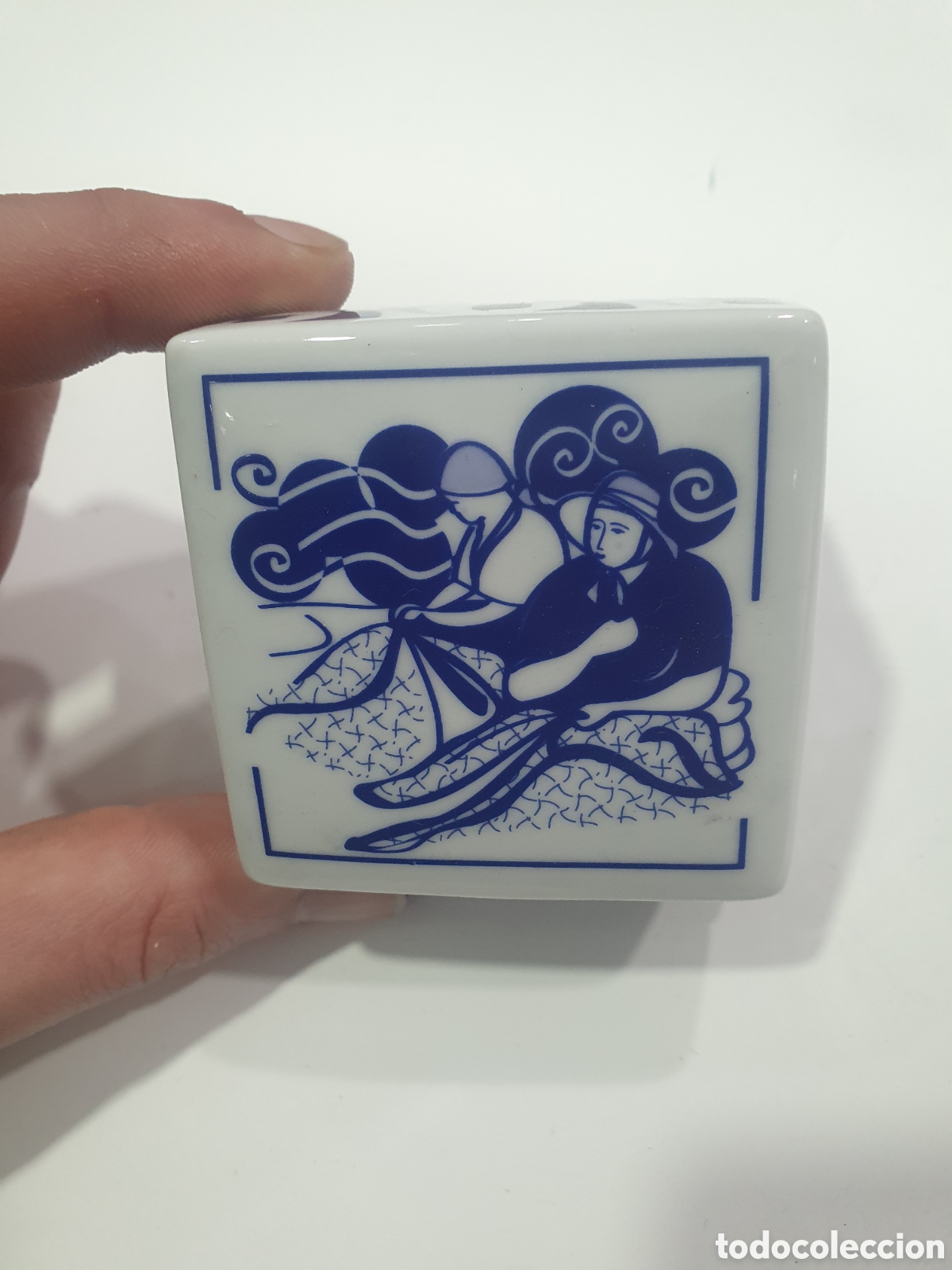 Antiguidades: Caja en porcelana gallega Luarada. (L28)