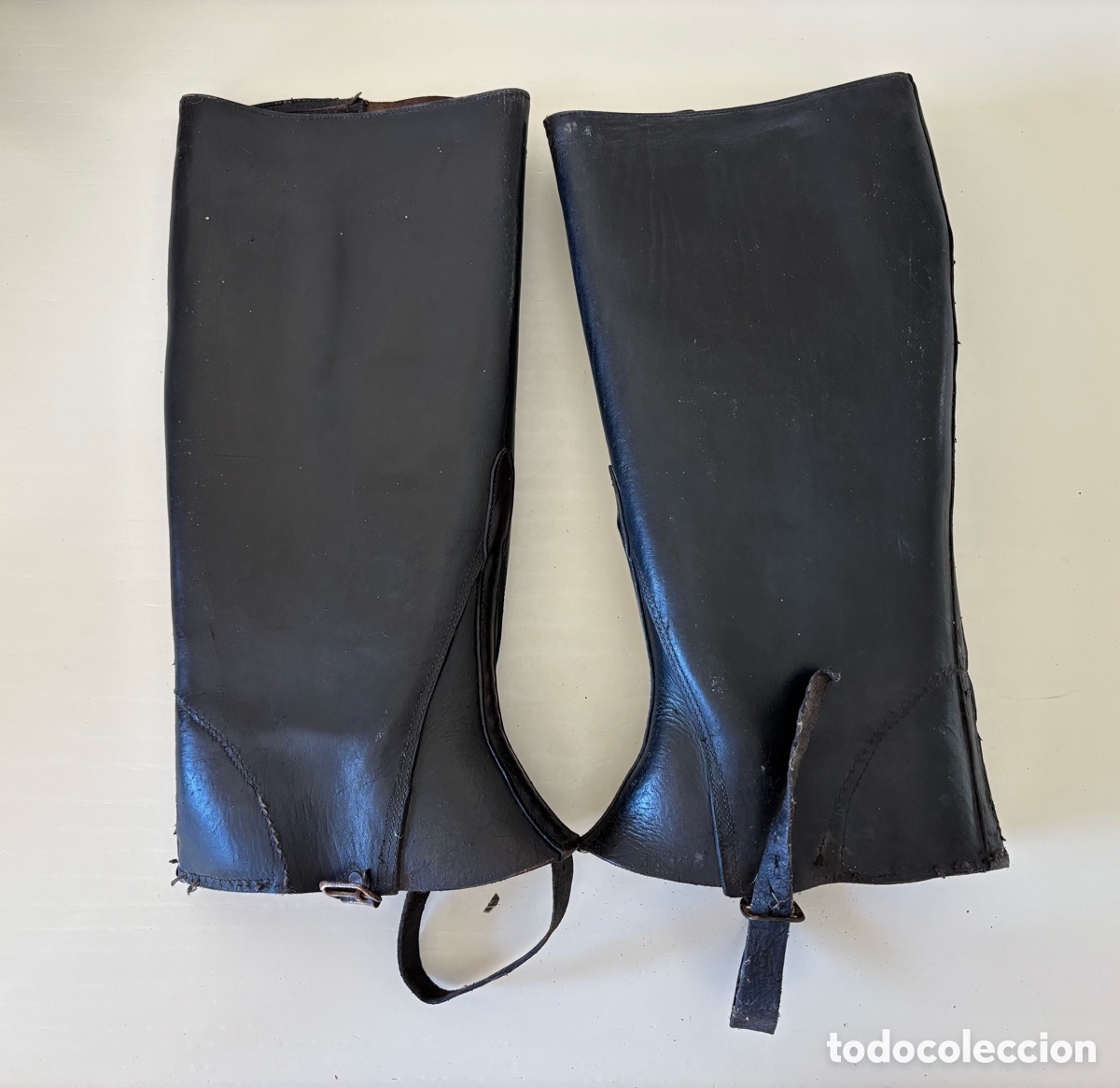 Antig&uuml;edades: Antigua Pareja de polainas piel negras