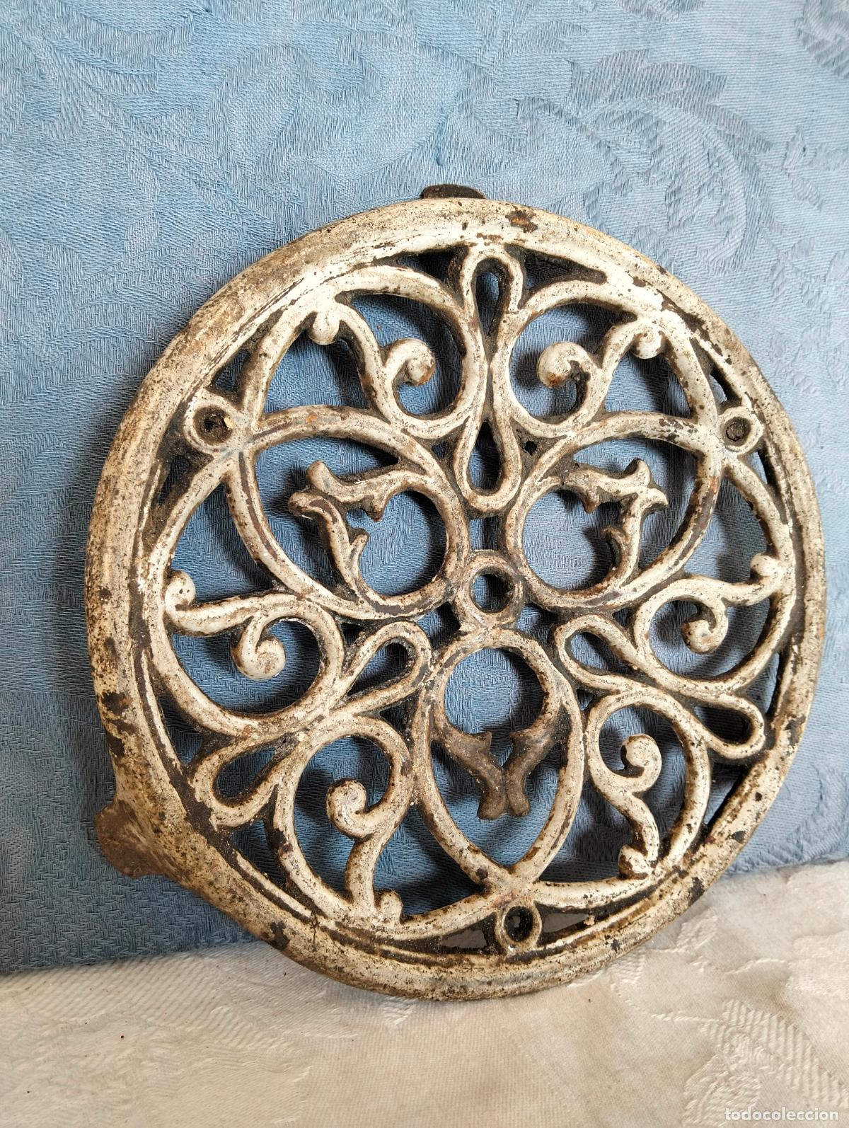 Antiguidades: Salvamanteles circular antiguo troquelado de metal esmaltado hierro salva-manteles a&ntilde;os 40-50