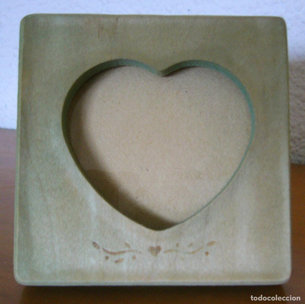 Antig&uuml;edades: PORTAFOTOS DE MADERA CON FORMA DE CORAZ&Oacute;N - Foto 1