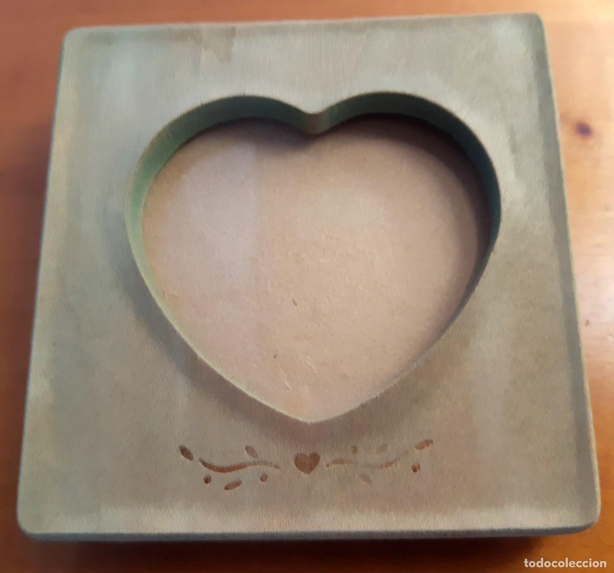 Antig&uuml;edades: PORTAFOTOS DE MADERA CON FORMA DE CORAZ&Oacute;N - Foto 2