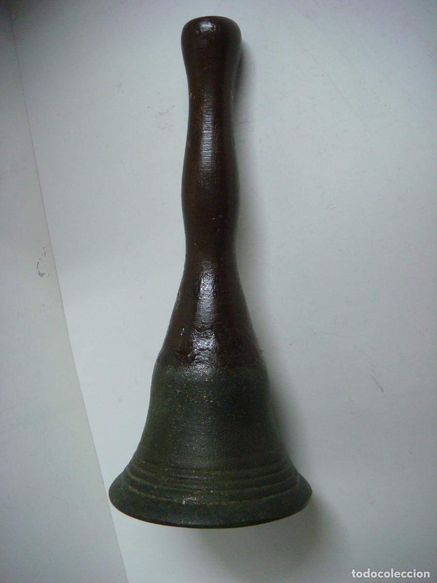 Antig&uuml;edades: CAMPANILLA ANTIGUA DE HIERRO Y MANGO EN MADERA-(&) - Foto 1