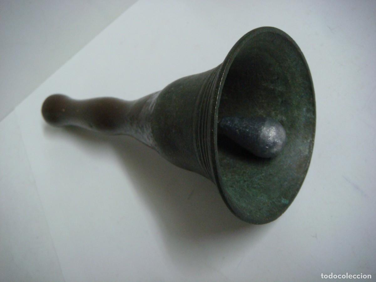 Antig&uuml;edades: CAMPANILLA ANTIGUA DE HIERRO Y MANGO EN MADERA-(&) - Foto 2