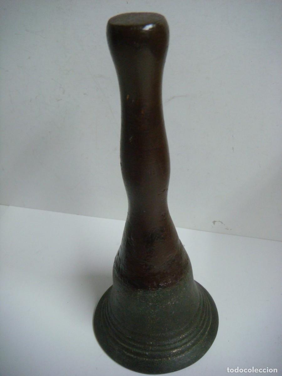Antig&uuml;edades: CAMPANILLA ANTIGUA DE HIERRO Y MANGO EN MADERA-(&) - Foto 3