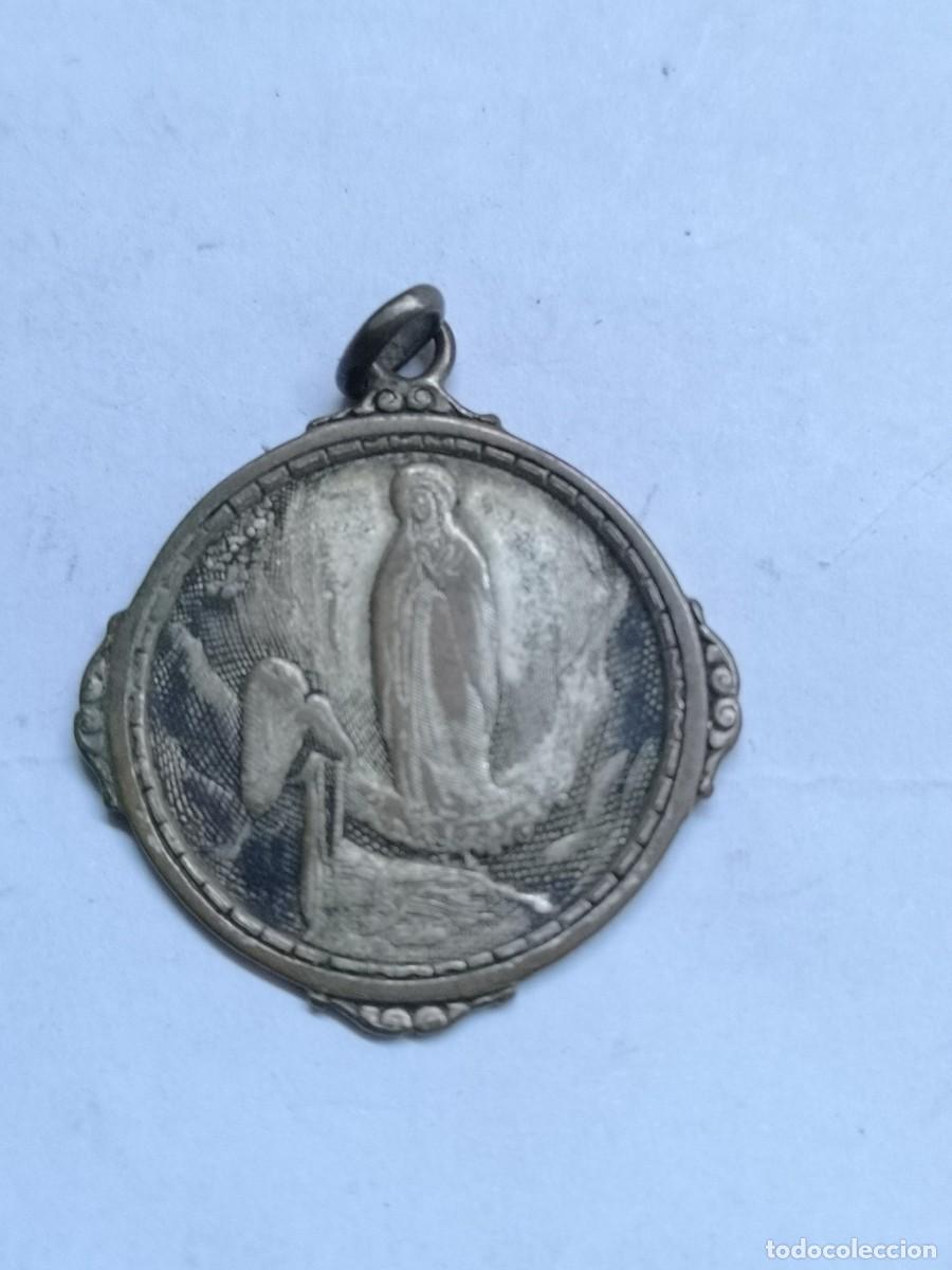 Antig&uuml;edades: Medalla de plata Virgen de Lourdes - Foto 1