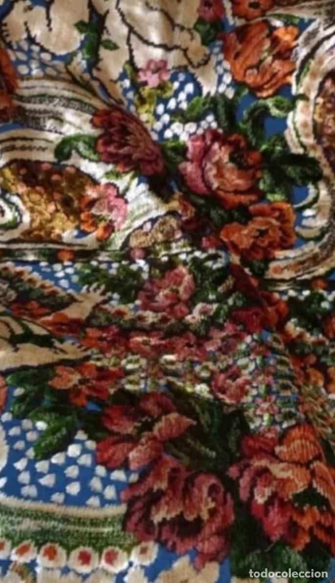 Antiques: colcha en terciopelo.