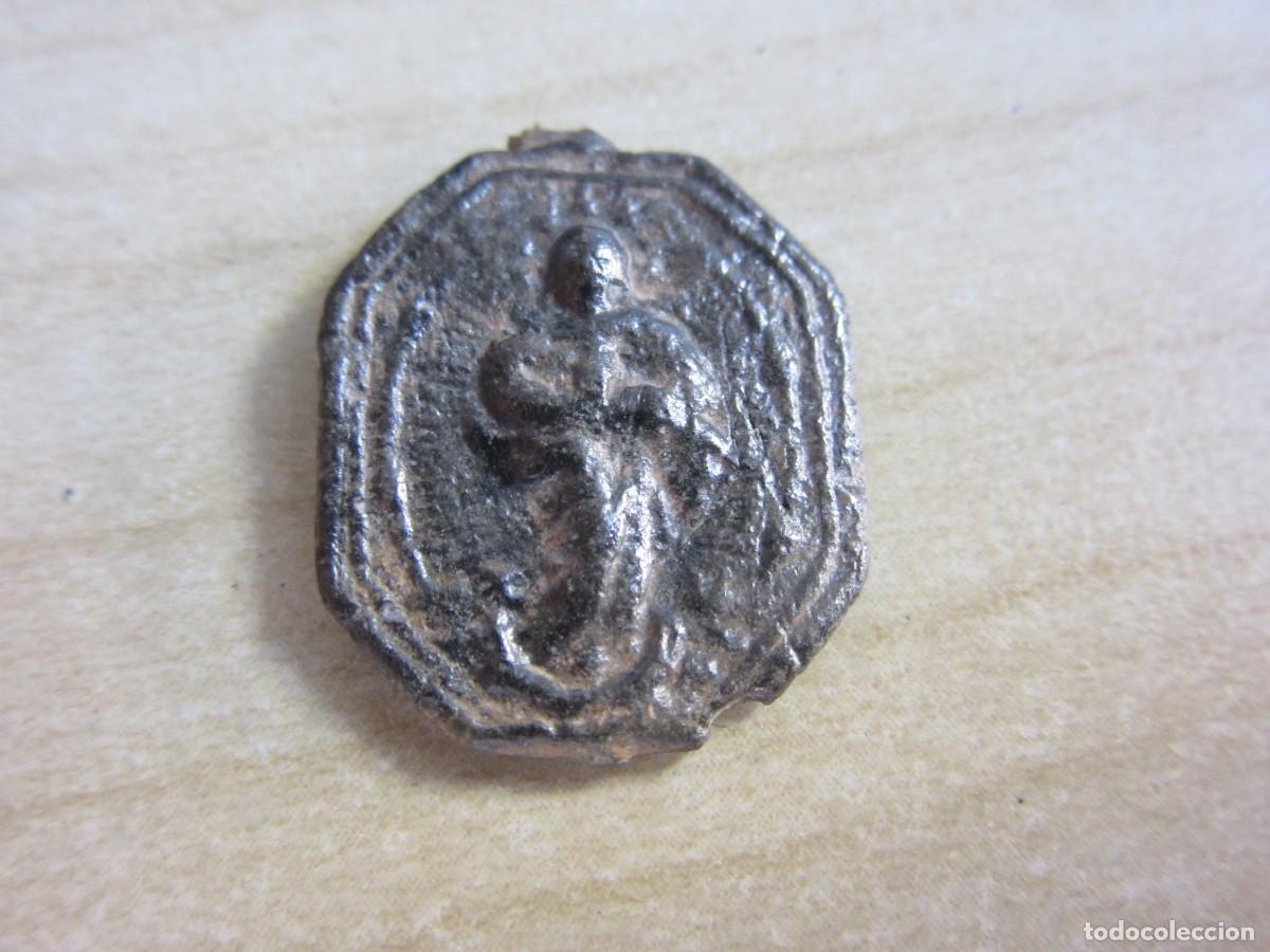 Antiguidades: Medalla de la Virgen y Custodia Siglo XVIII Medidas 1,8 x 1,5 cm