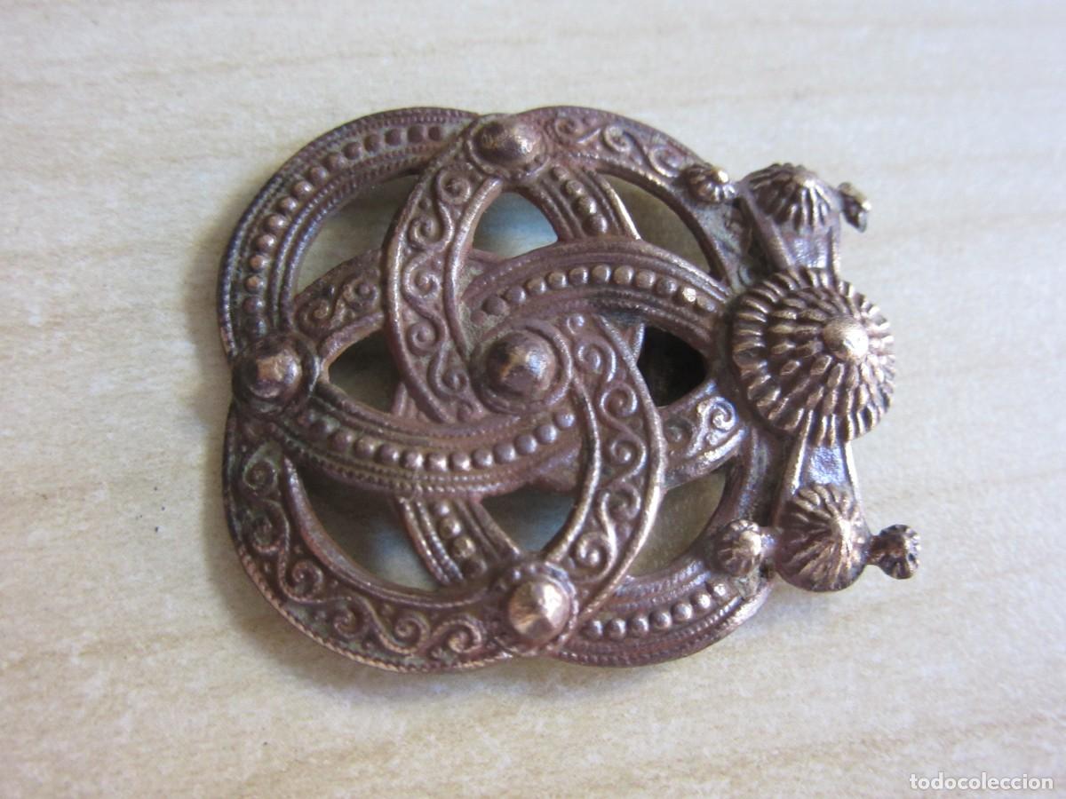 Antig&uuml;edades: Hebilla de enganche Posible S XVIII-XIX Medidas 3,5 x 2,9 cm