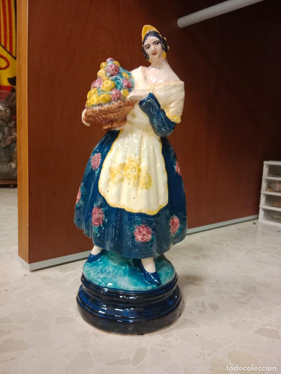 Antig&uuml;edades: FIGURA DE PORCELANA VIDRIADA ANTONIO PEYRO - FALLERA VALENCIANA CON CESTO DE FLORES - FIRMADA 36 CM