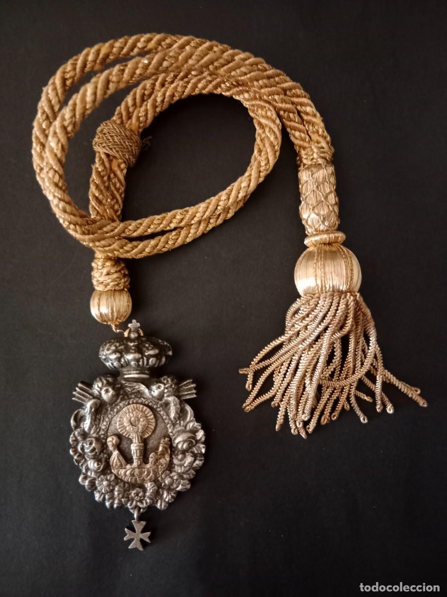 Antig&uuml;edades: PRECIOSA MEDALLA PROCESIONAL BITONAL EN ALPACA - COFRADIA CORPUS CHRISTI - DISTINTIVO ORDEN DE MALTA
