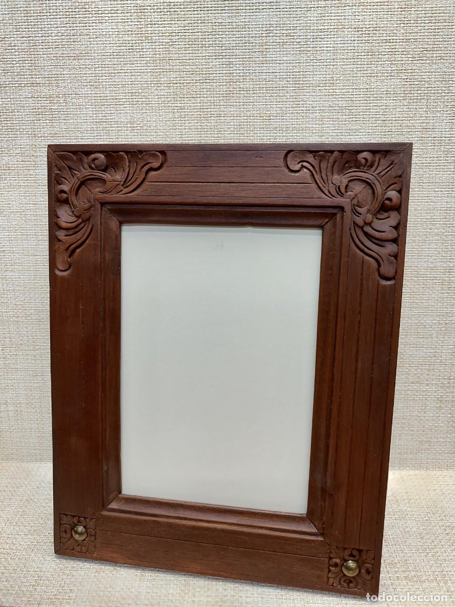 Antig&uuml;edades: Portarretrato madera de teca tallada a mano, color nogal. 13 x 18.