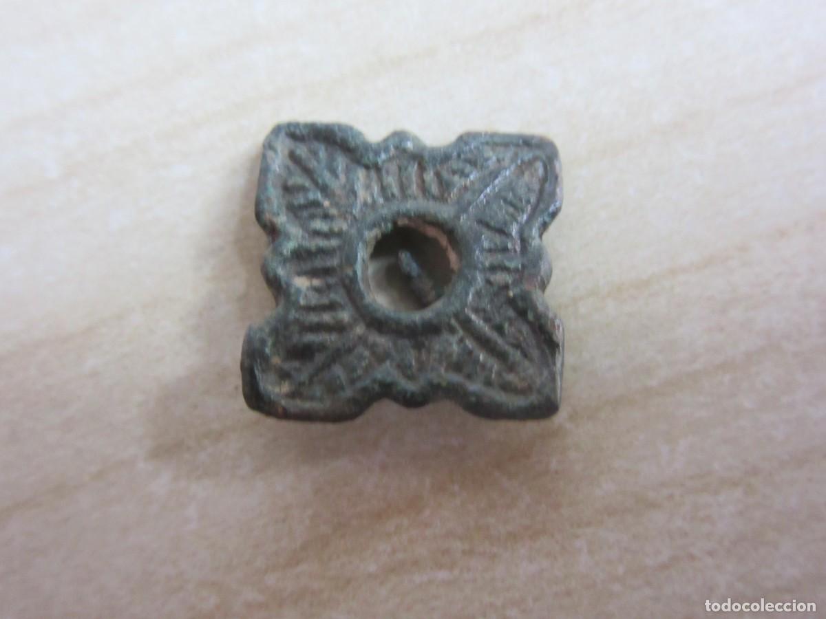 Antiquit&eacute;s: Remache ornamental de bronce medieval decoraci&oacute;n vegetal Medidas 1,5 cm