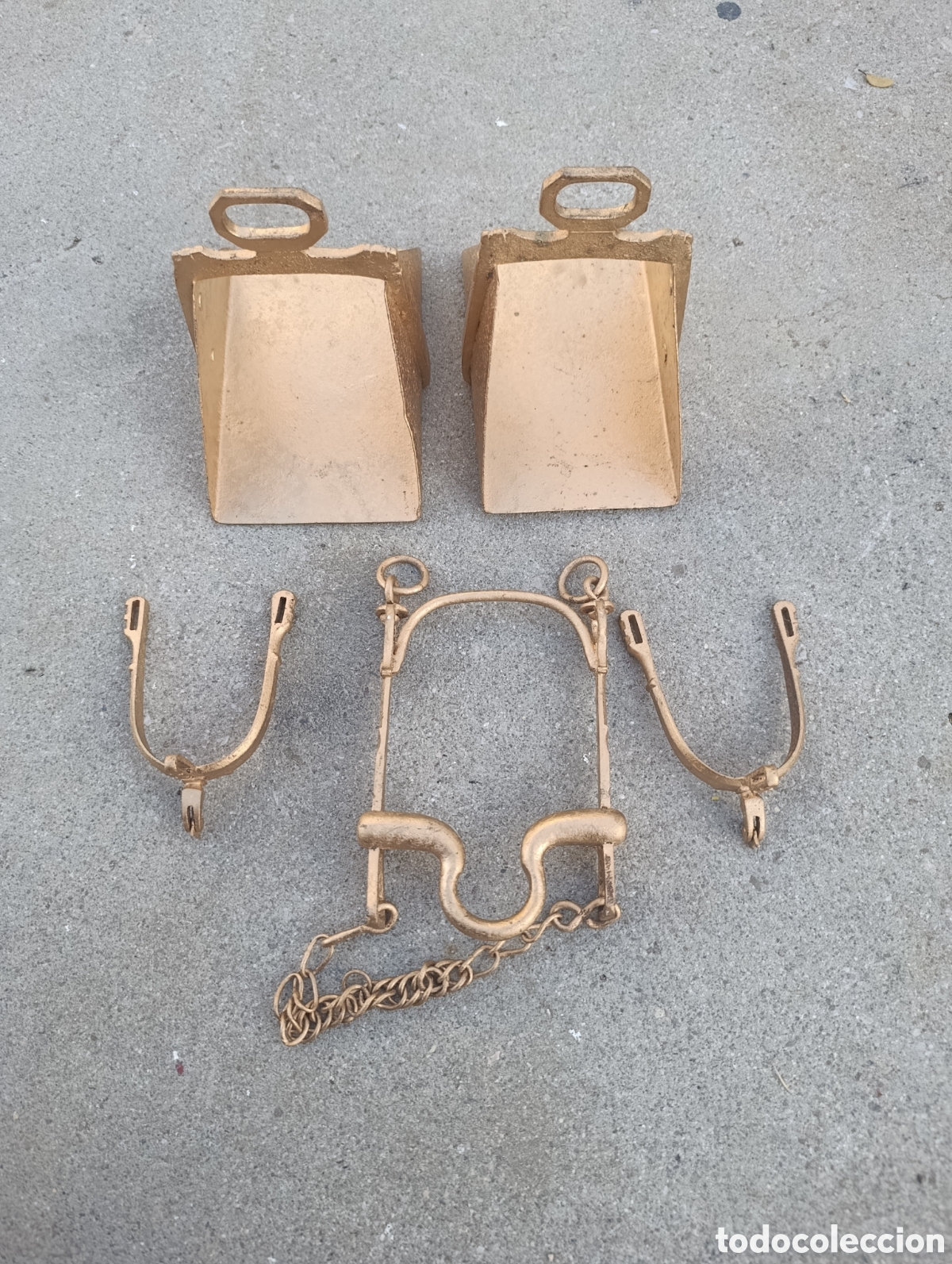 Antig&uuml;edades: Lote de estribos bocado y espuelas.