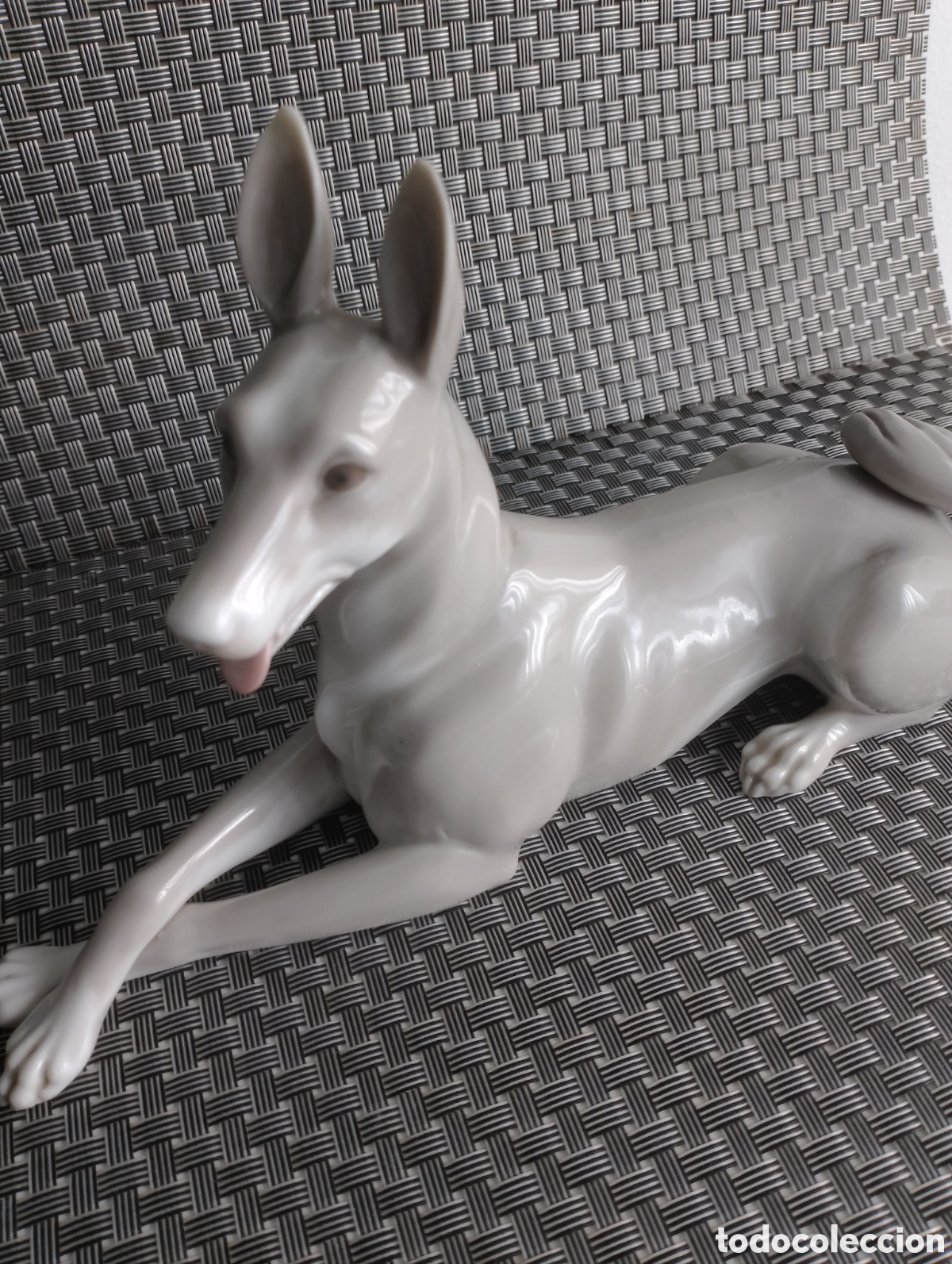Antig&uuml;edades: Figura de porcelana , de perro. Figura elegante y detallada de la casa Lladro