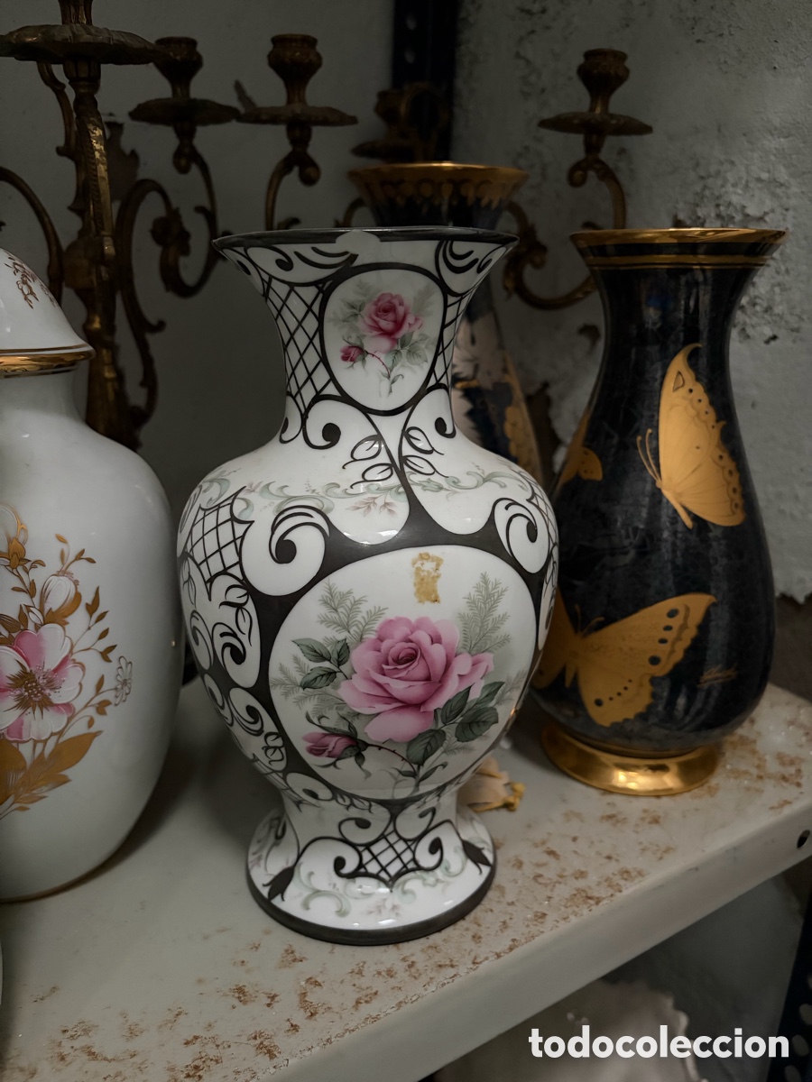 Antig&uuml;edades: Jarr&oacute;n de flores con decoraci&oacute;n en plata