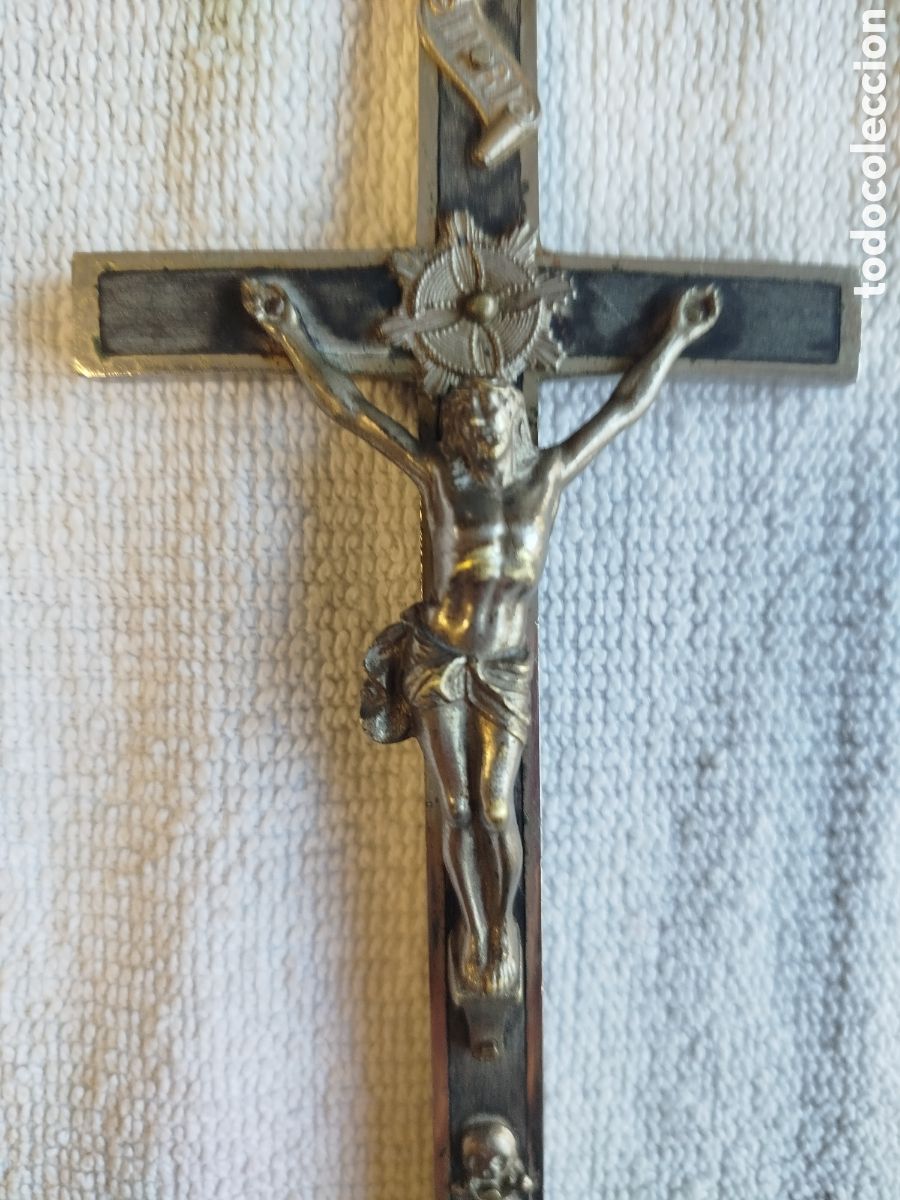 Antig&uuml;edades: Antiguo crucifijo pectoral con calavera, de madera y metal plateado