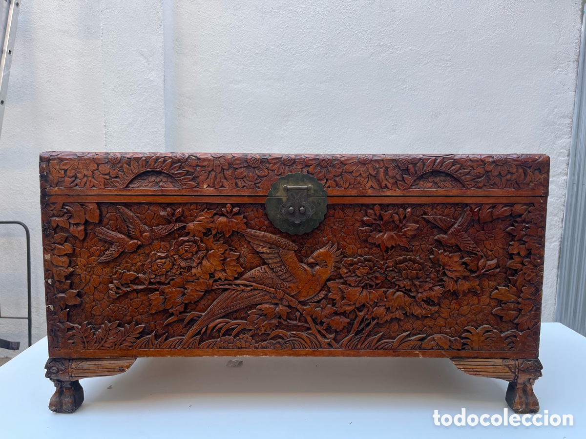 Antig&uuml;edades: Ba&uacute;l de alcanfor tallado