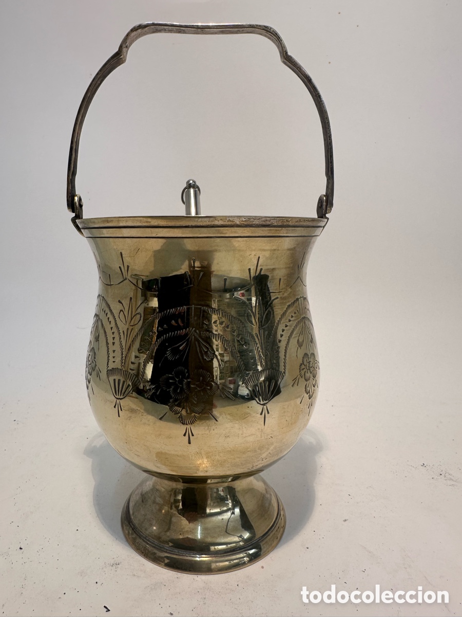 Antig&uuml;edades: ANTIGUO ACETRE E HISOPO PARA BENEDICCI&Oacute;N DE BRONCE CINCELADO.