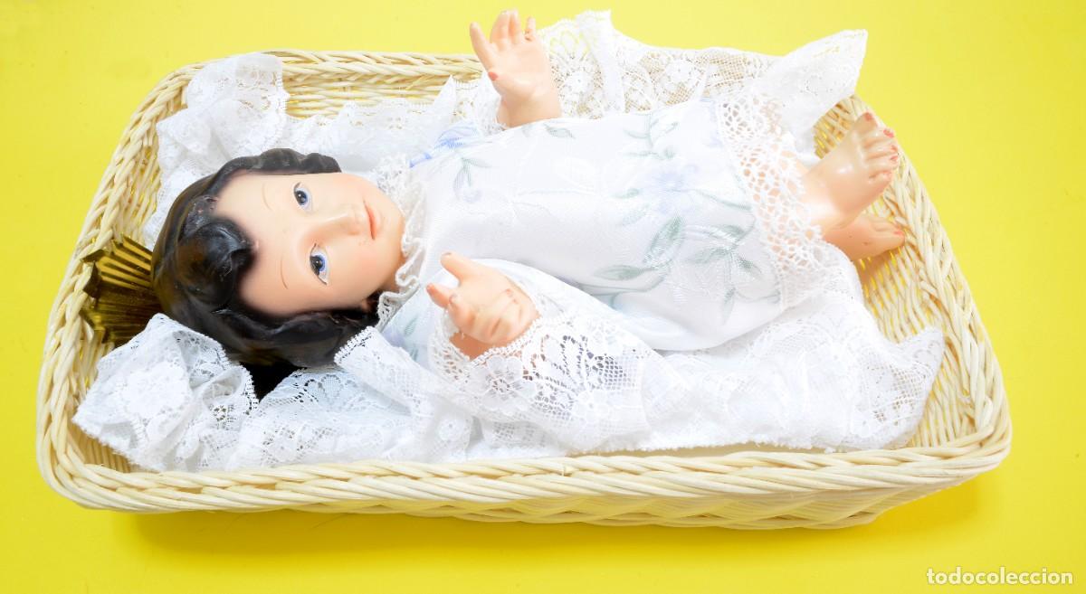 Antig&uuml;edades: PRECIOSO NI&Ntilde;O JES&Uacute;S DE OJOS AZULES, VESTIDO DE ENCAJE, POLIRRESINA, CUNA DE MIMBRE