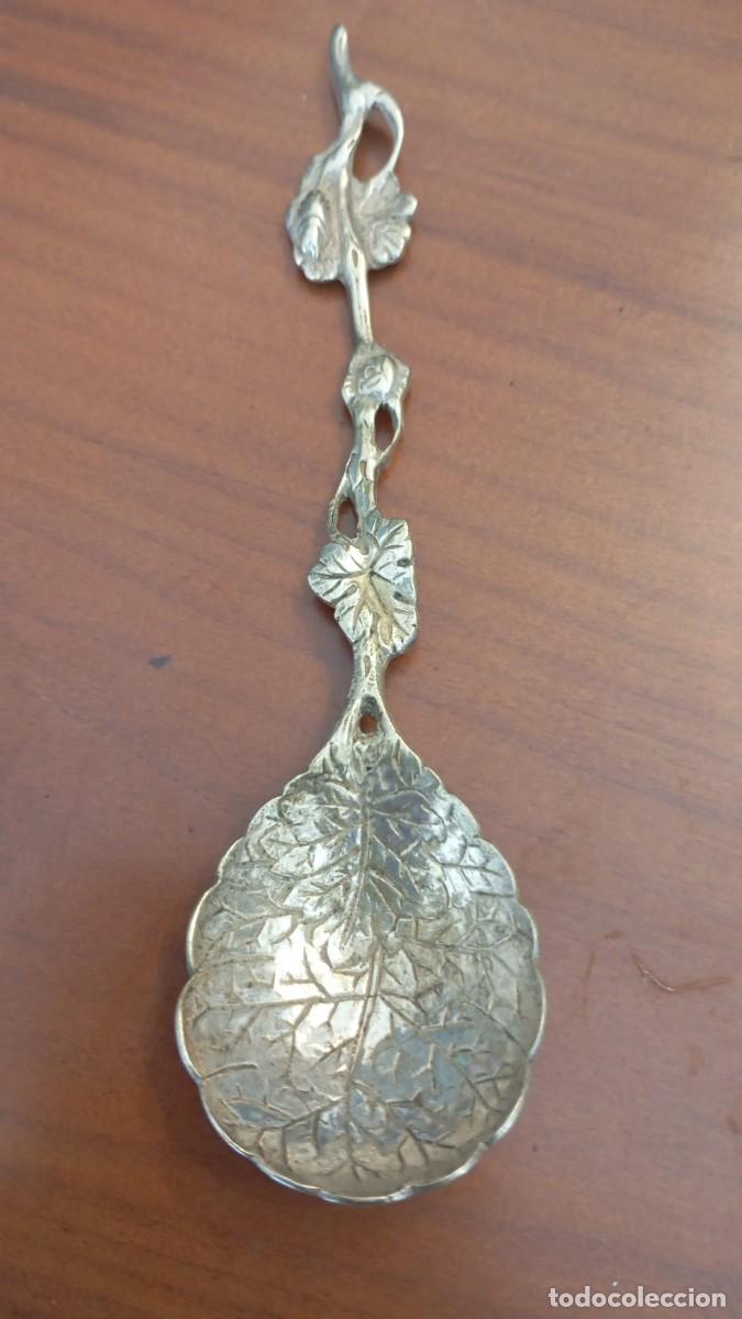 Antig&uuml;edades: Cucharilla de caf&eacute; con planta de la vid