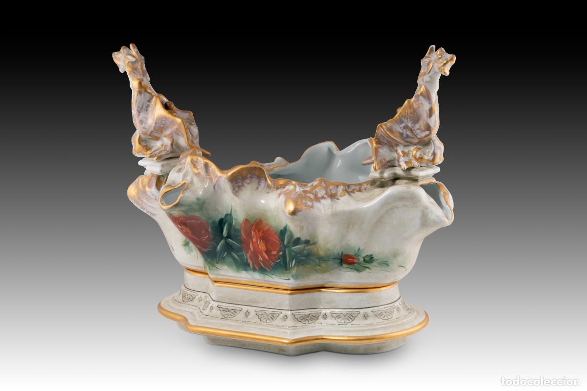 Antiguidades: Centro de mesa. Porcelana. Roger&rsquo;s, Portugal, siglo XX.