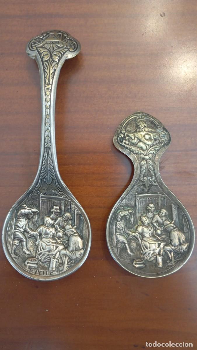 Antig&uuml;edades: Lote de 2 Cucharas antiguas holandesas con escenas tradicionales.