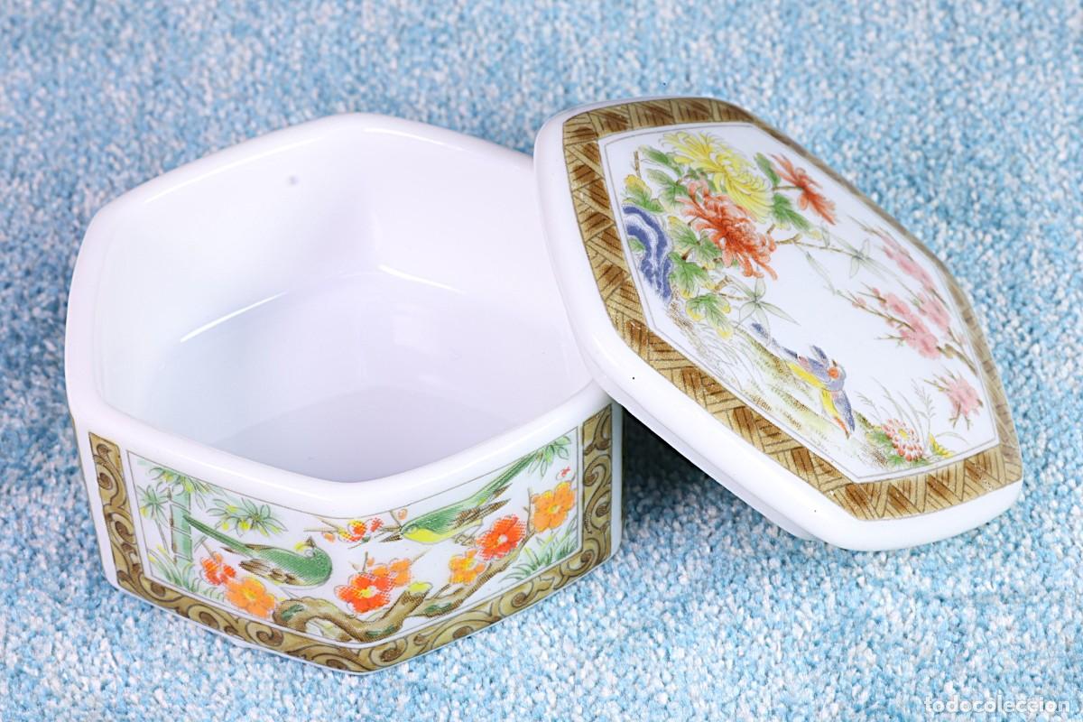 Antig&uuml;edades: Caja pastillero de porcelana. Calcamon&iacute;a p&aacute;jaros. Hexagonal. Porcelain pill box. Bird decal.