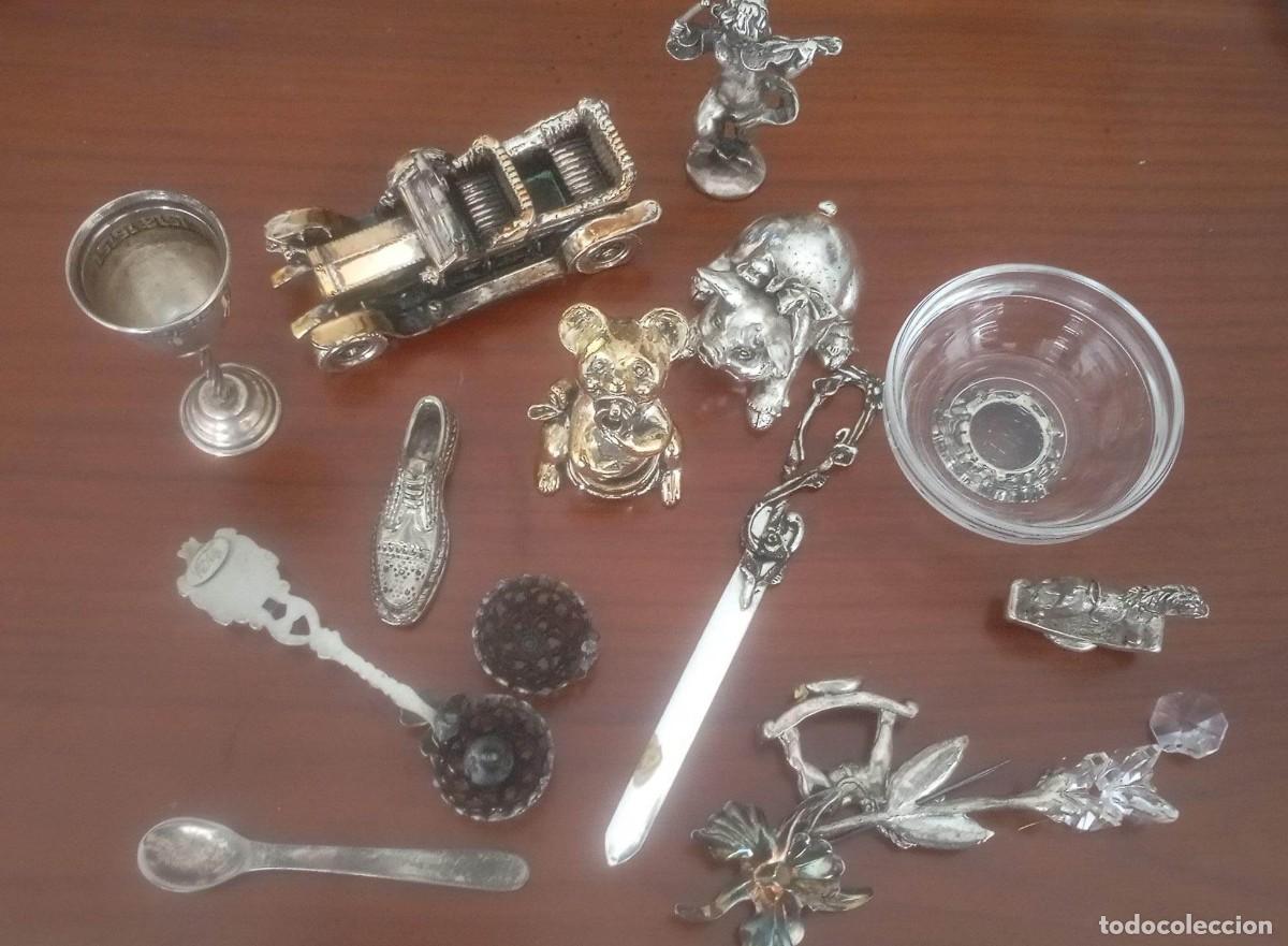 Antig&uuml;edades: Lote de objetos peque&ntilde;os en miniatura ba&ntilde;ados en plata para colecci&oacute;n.