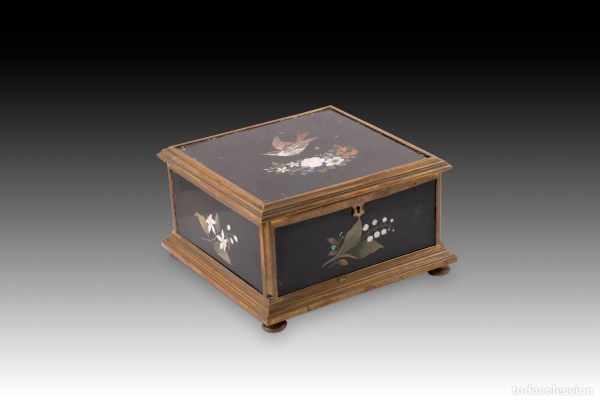 Antig&uuml;edades: Caja. Piedras duras, metal, textil. Posiblemente Italia, siglo XIX.