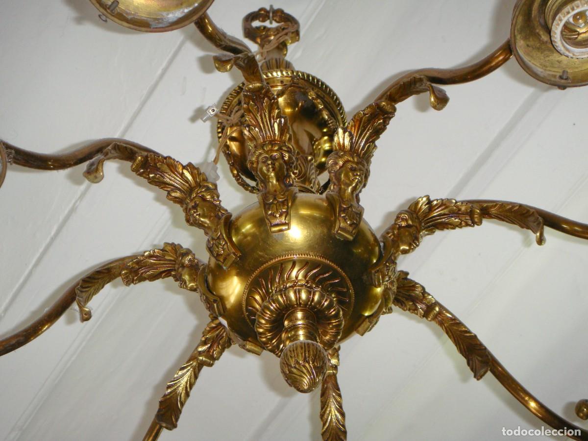 Antig&uuml;edades: L&aacute;mpara de techo de ocho luces &bull; Bronce dorado &bull; Con cari&aacute;tides &bull; ca. 1900&ndash;1930
