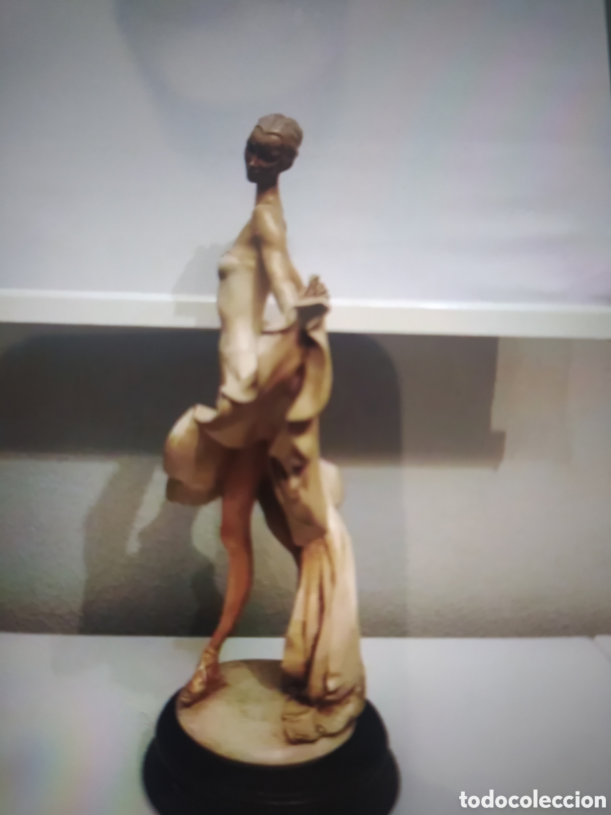 Antig&uuml;edades: Figura bailarina con base de madera - Foto 3