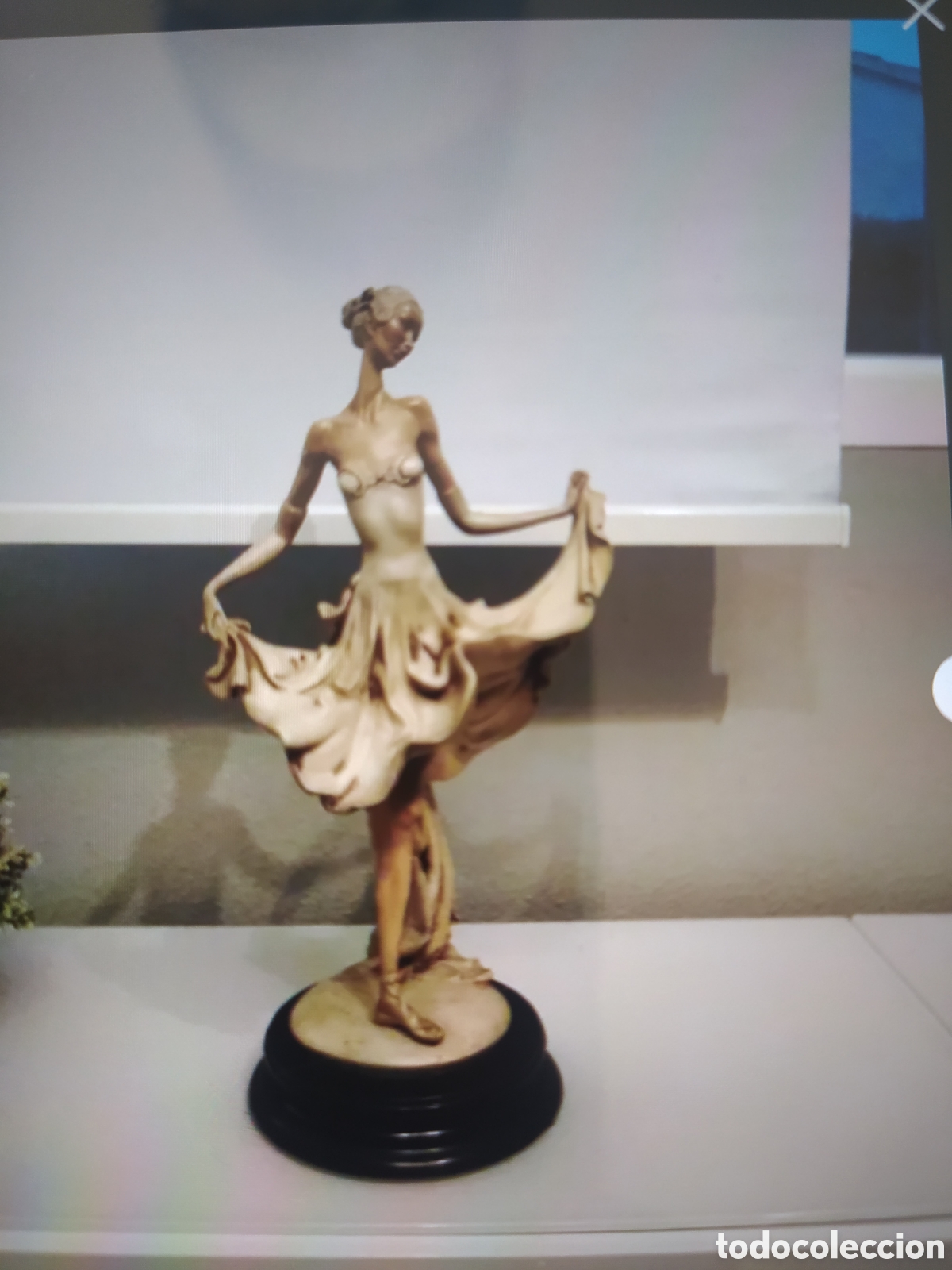 Antig&uuml;edades: Figura bailarina con base de madera