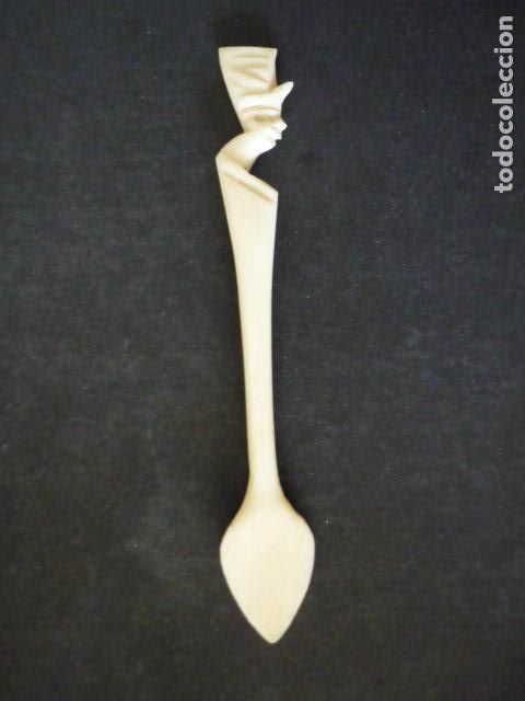 Antig&uuml;edades: CUCHARILLA DE HUESO CON MOTIVO EGIPCIO 11 CM